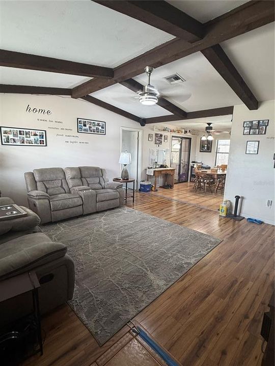 Под контрактом: $230,000 (4 спален, 2 ванн, 1602 Квадратных фут)