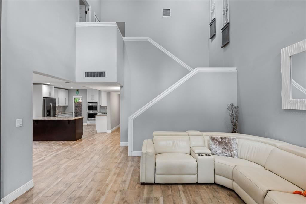 合同活跃: $799,900 (5 贝兹, 3 浴室, 3785 平方英尺)