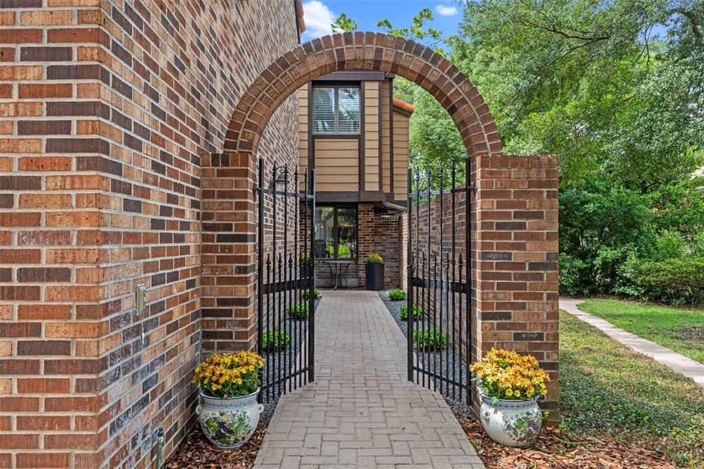 合同活跃: $799,900 (5 贝兹, 3 浴室, 3785 平方英尺)