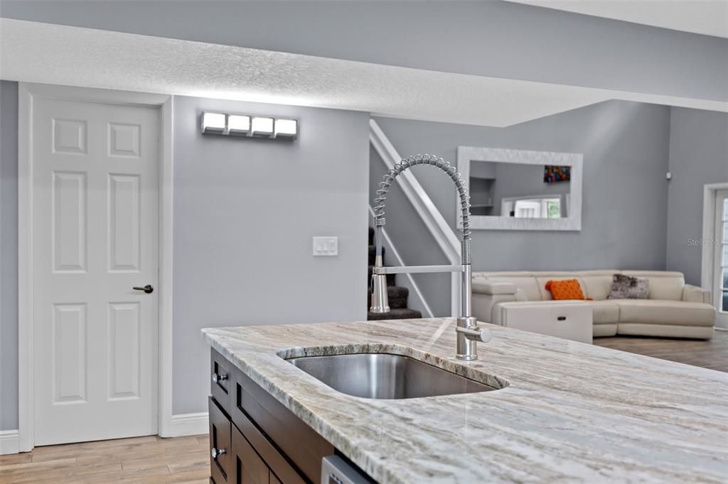 合同活跃: $799,900 (5 贝兹, 3 浴室, 3785 平方英尺)