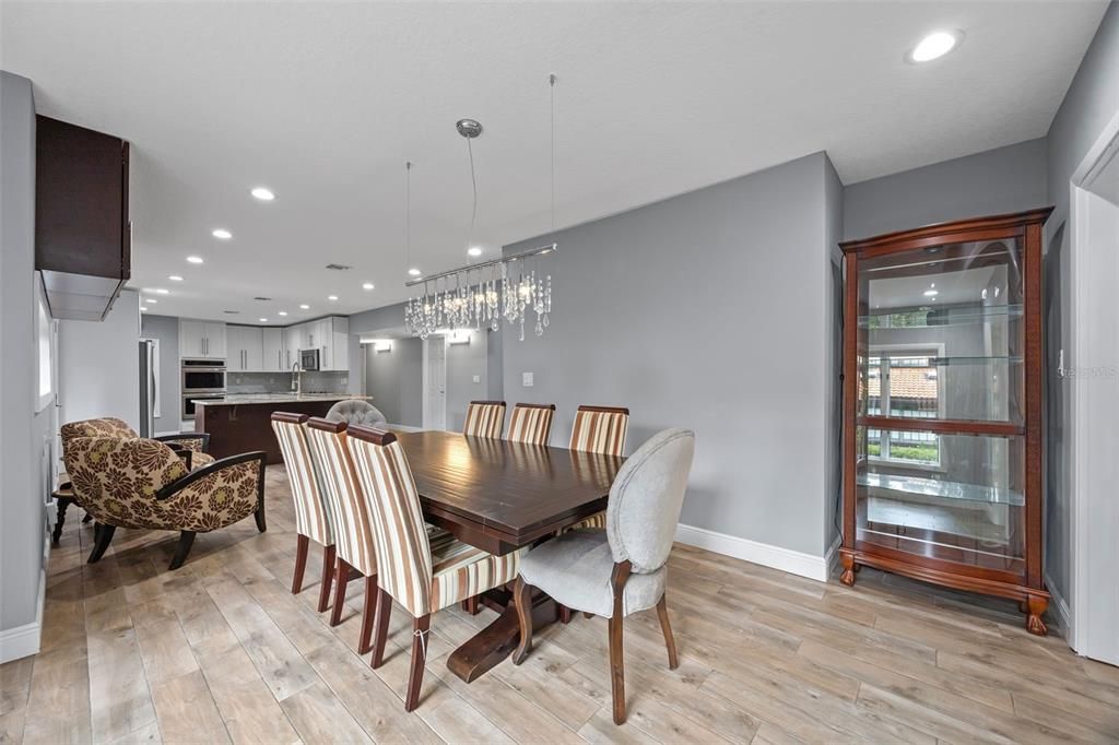 合同活跃: $799,900 (5 贝兹, 3 浴室, 3785 平方英尺)