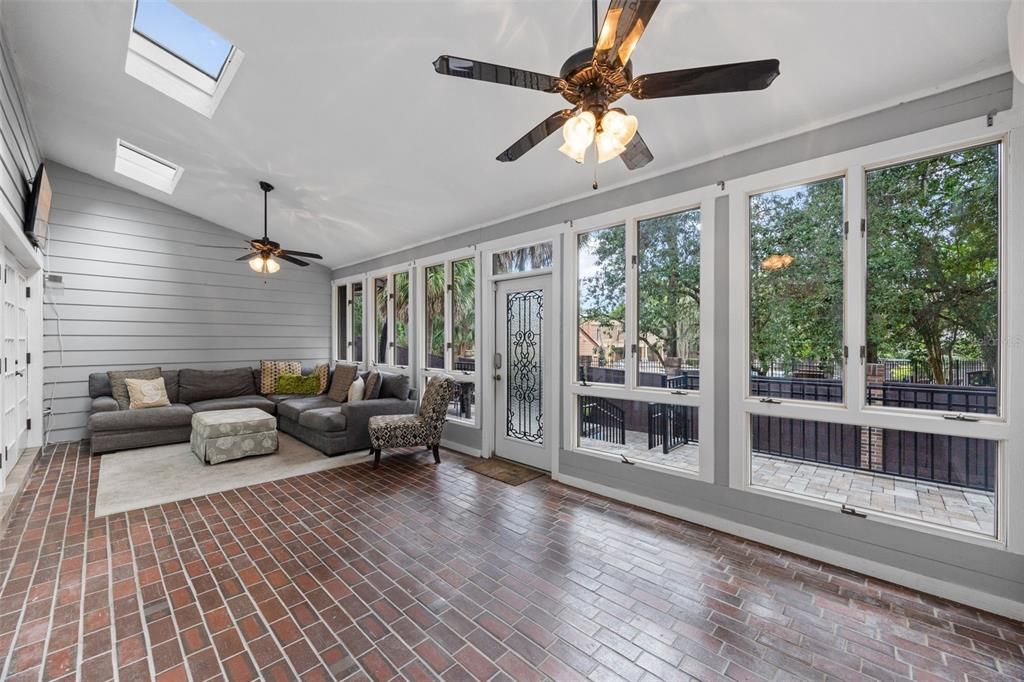 合同活跃: $799,900 (5 贝兹, 3 浴室, 3785 平方英尺)