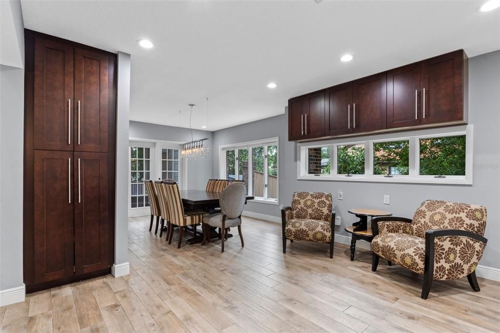 合同活跃: $799,900 (5 贝兹, 3 浴室, 3785 平方英尺)