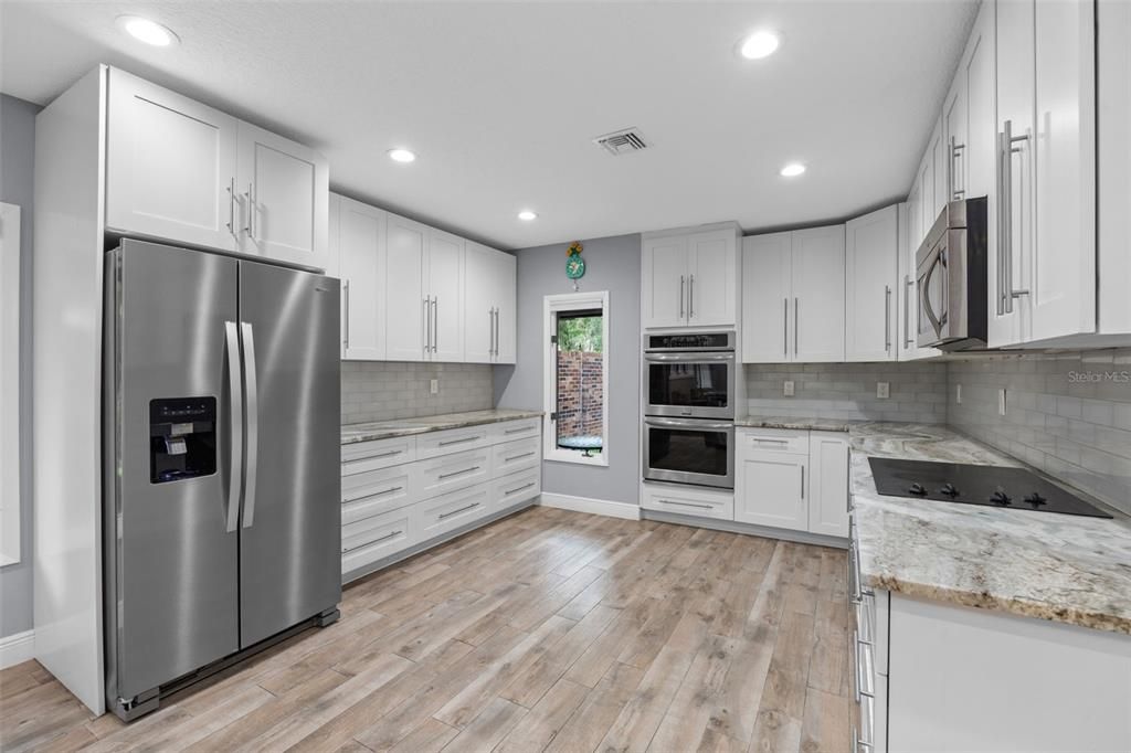 合同活跃: $799,900 (5 贝兹, 3 浴室, 3785 平方英尺)