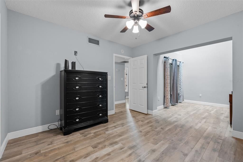 合同活跃: $799,900 (5 贝兹, 3 浴室, 3785 平方英尺)