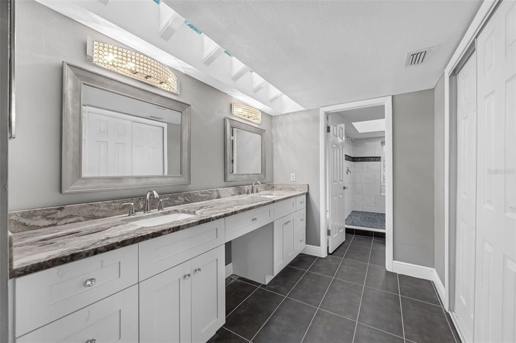 合同活跃: $799,900 (5 贝兹, 3 浴室, 3785 平方英尺)