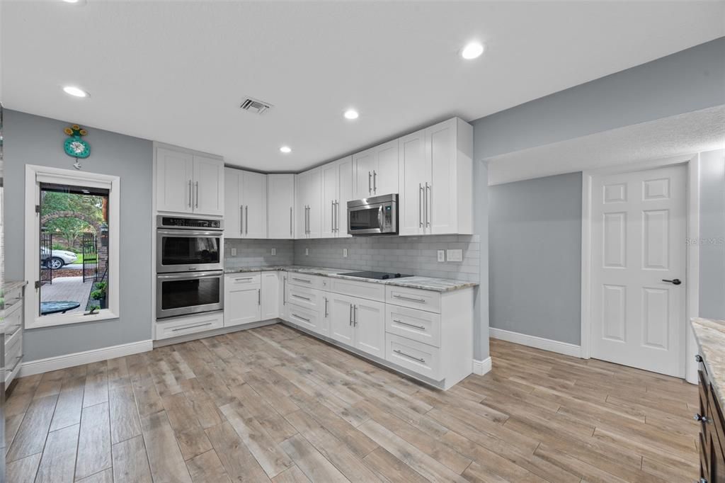 合同活跃: $799,900 (5 贝兹, 3 浴室, 3785 平方英尺)