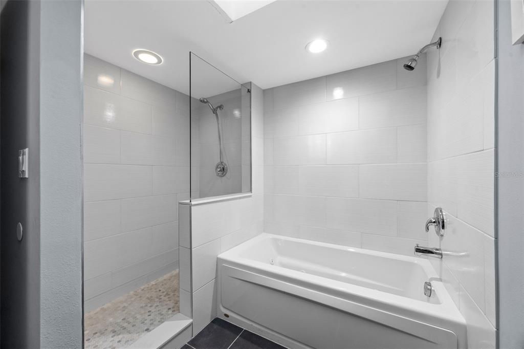 合同活跃: $799,900 (5 贝兹, 3 浴室, 3785 平方英尺)