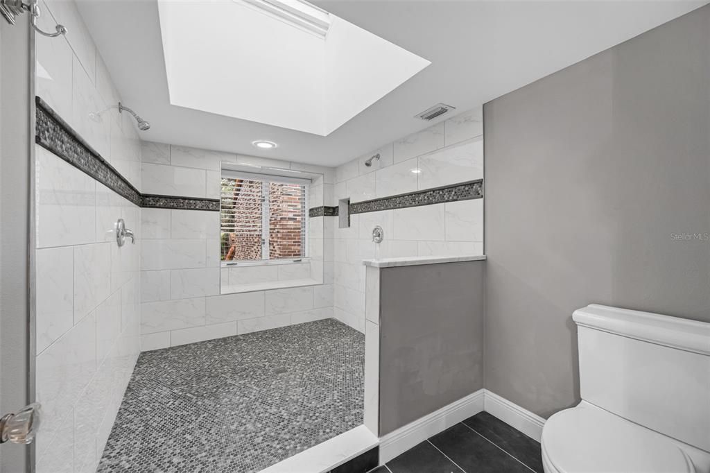 合同活跃: $799,900 (5 贝兹, 3 浴室, 3785 平方英尺)