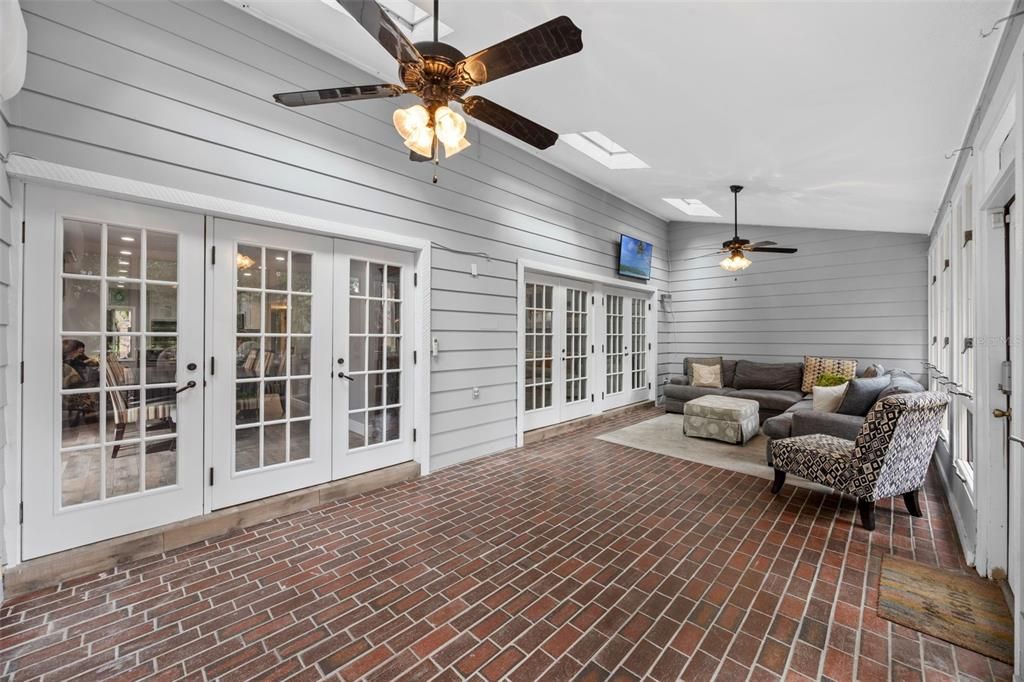 合同活跃: $799,900 (5 贝兹, 3 浴室, 3785 平方英尺)