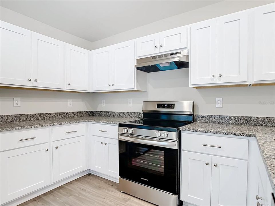 合同活跃: $452,400 (4 贝兹, 0 浴室, 2104 平方英尺)