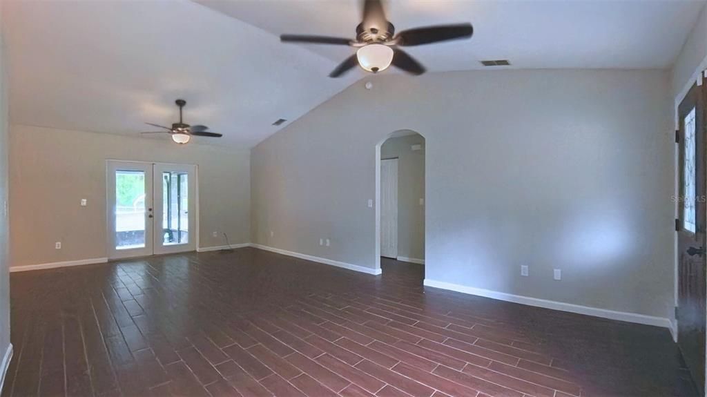 Activo con contrato: $299,999 (3 camas, 2 baños, 1362 Pies cuadrados)