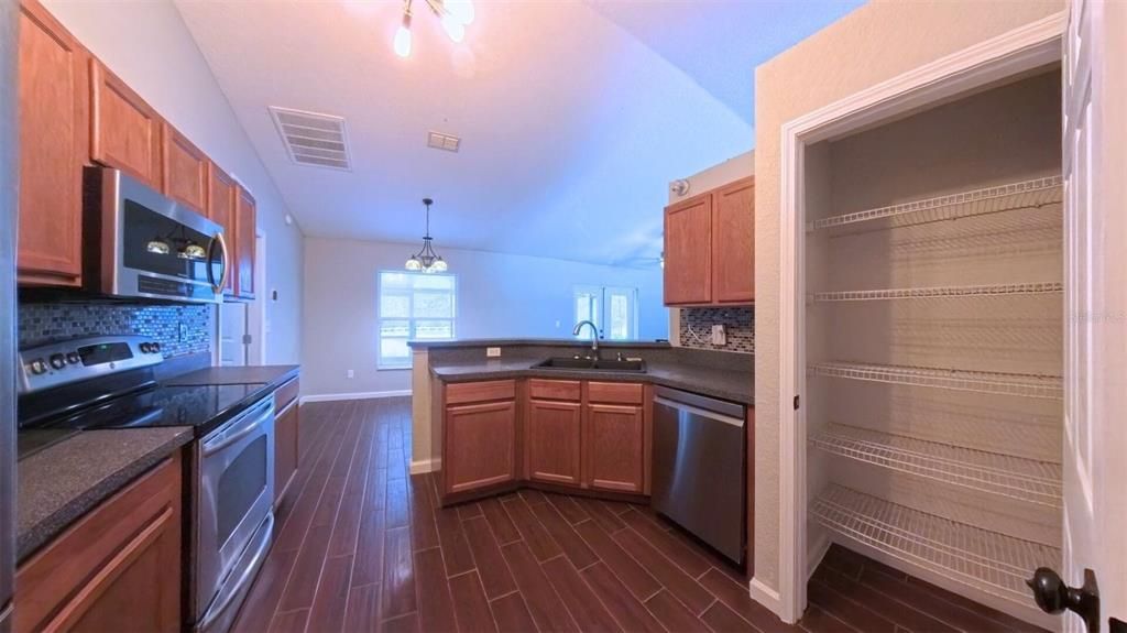 Activo con contrato: $299,999 (3 camas, 2 baños, 1362 Pies cuadrados)