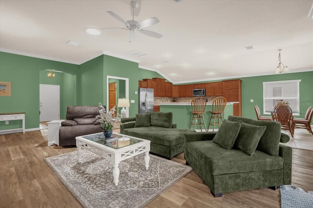 合同活跃: $405,000 (3 贝兹, 2 浴室, 1758 平方英尺)