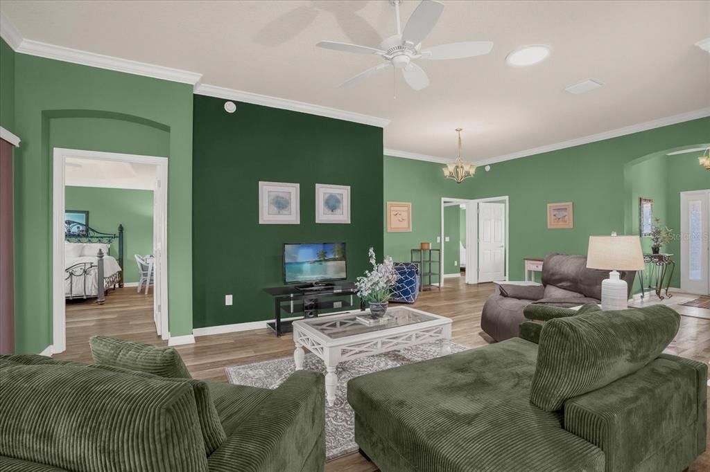 合同活跃: $405,000 (3 贝兹, 2 浴室, 1758 平方英尺)