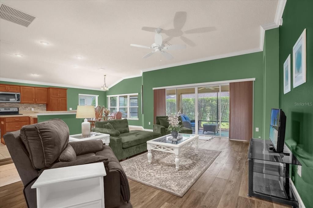 合同活跃: $405,000 (3 贝兹, 2 浴室, 1758 平方英尺)