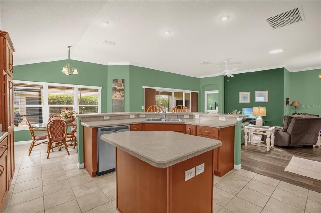 合同活跃: $405,000 (3 贝兹, 2 浴室, 1758 平方英尺)