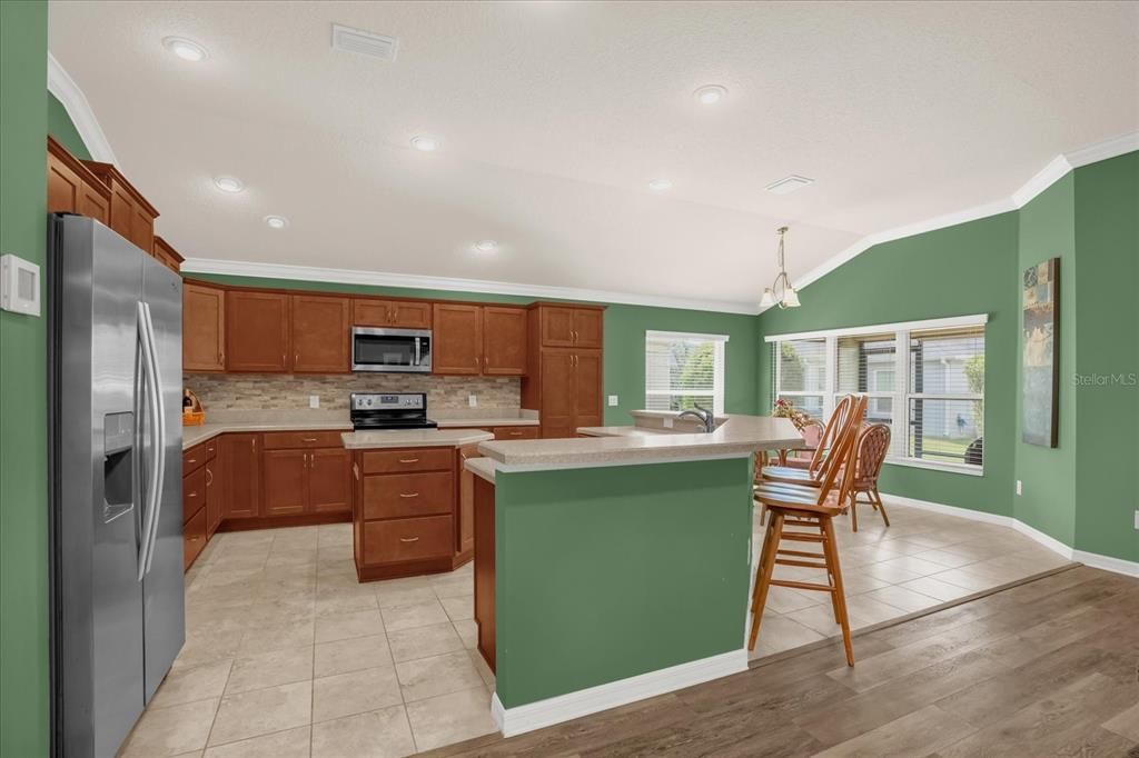 合同活跃: $405,000 (3 贝兹, 2 浴室, 1758 平方英尺)