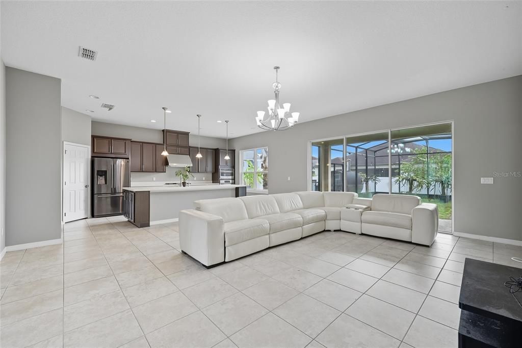 Activo con contrato: $650,000 (4 camas, 3 baños, 3282 Pies cuadrados)