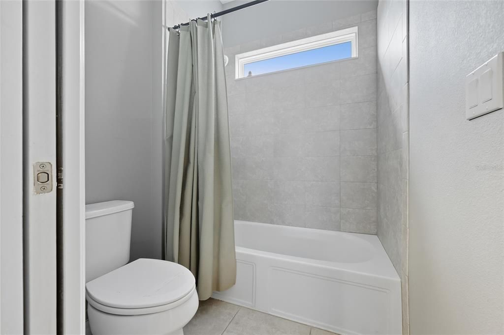 Activo con contrato: $650,000 (4 camas, 3 baños, 3282 Pies cuadrados)