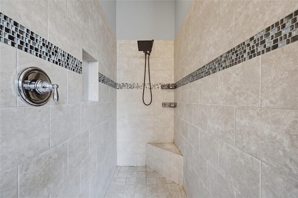 Activo con contrato: $650,000 (4 camas, 3 baños, 3282 Pies cuadrados)