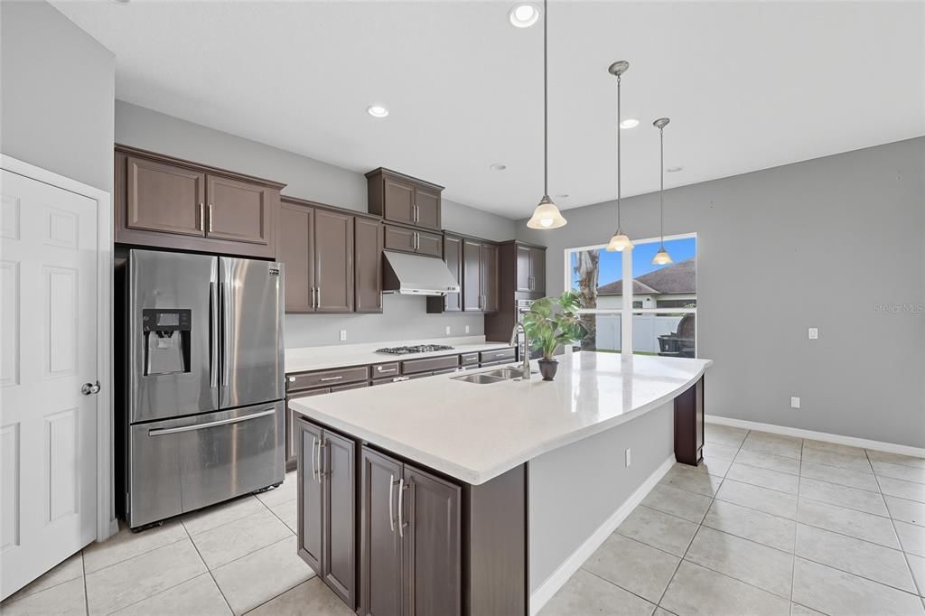 Activo con contrato: $650,000 (4 camas, 3 baños, 3282 Pies cuadrados)