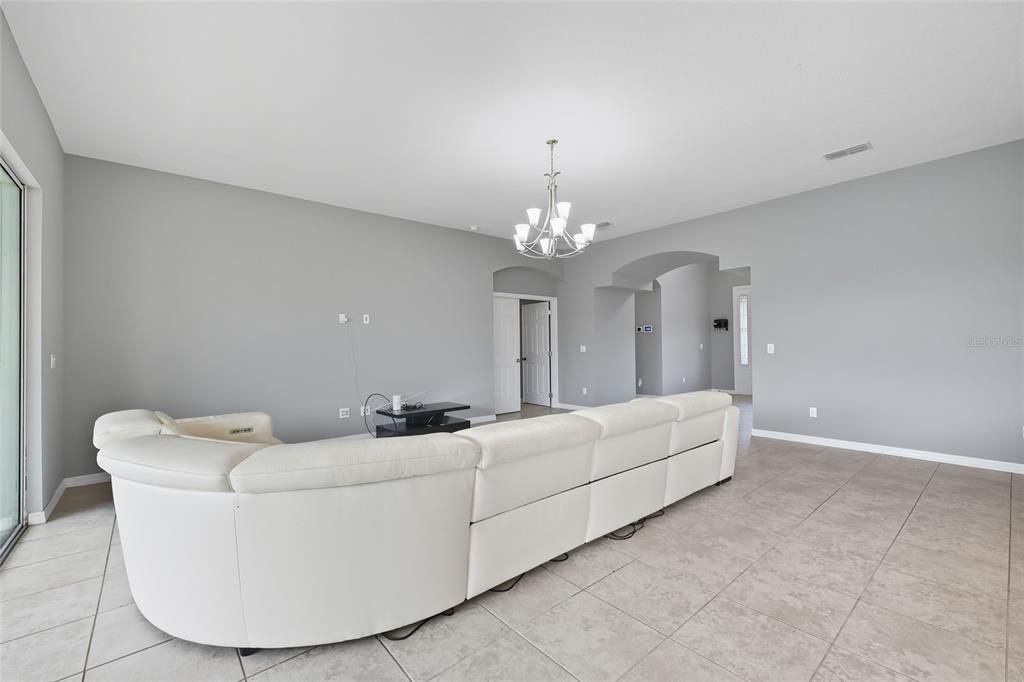 Activo con contrato: $650,000 (4 camas, 3 baños, 3282 Pies cuadrados)