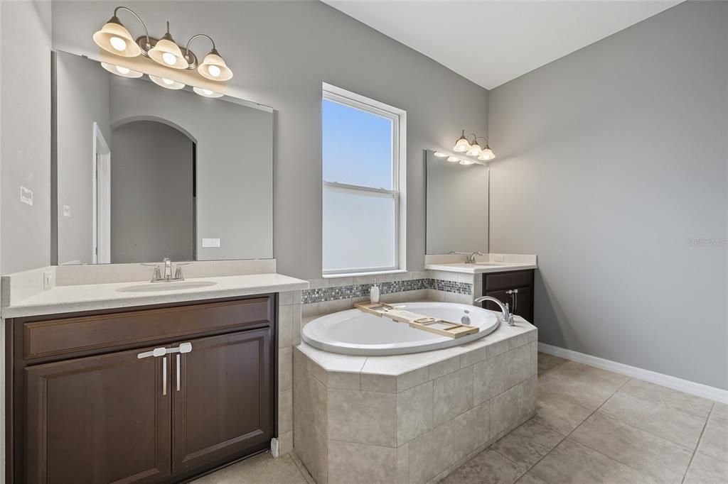 Activo con contrato: $650,000 (4 camas, 3 baños, 3282 Pies cuadrados)