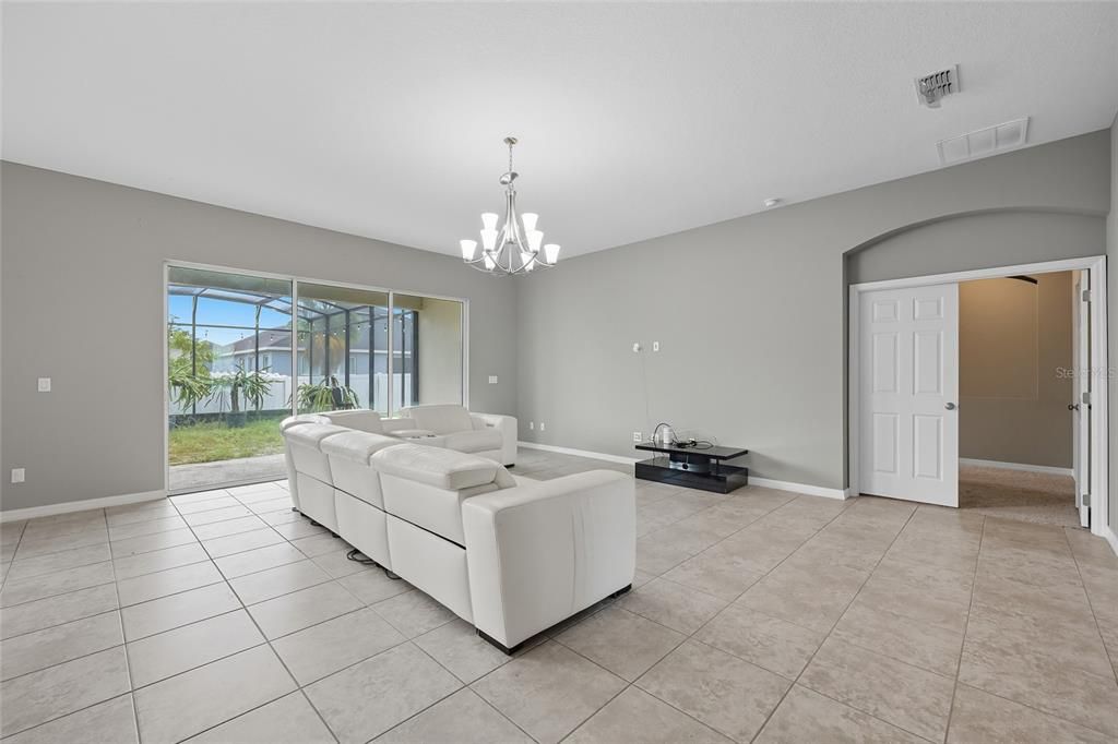 Activo con contrato: $650,000 (4 camas, 3 baños, 3282 Pies cuadrados)