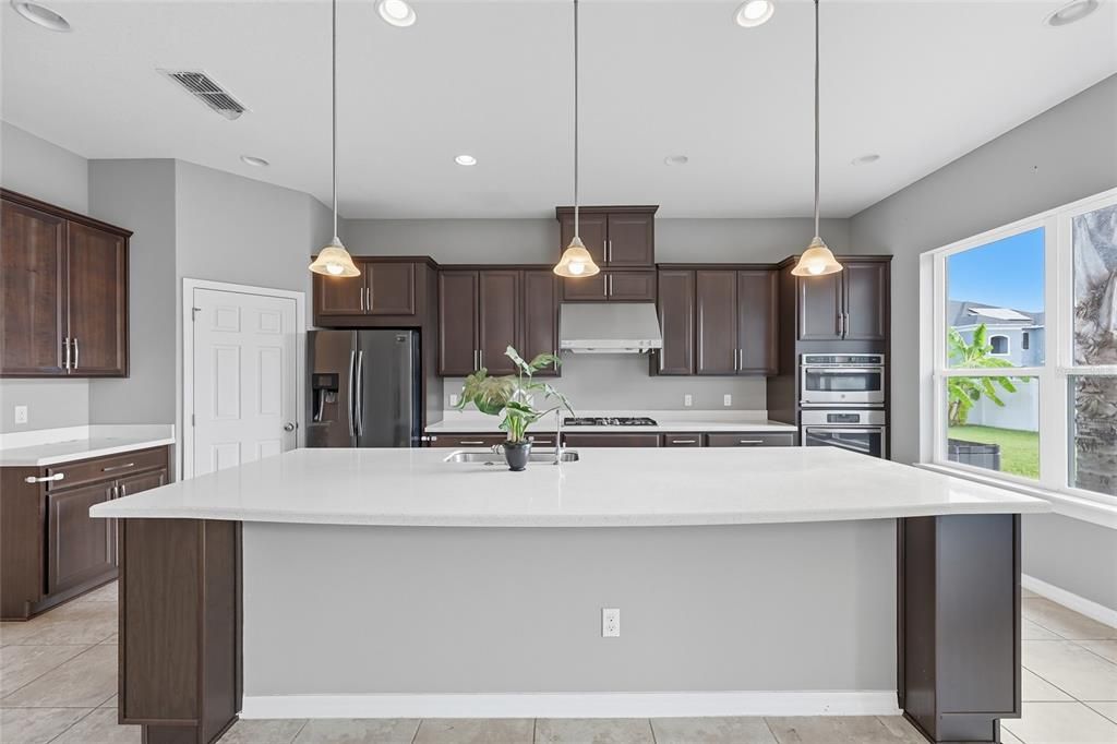 Activo con contrato: $650,000 (4 camas, 3 baños, 3282 Pies cuadrados)