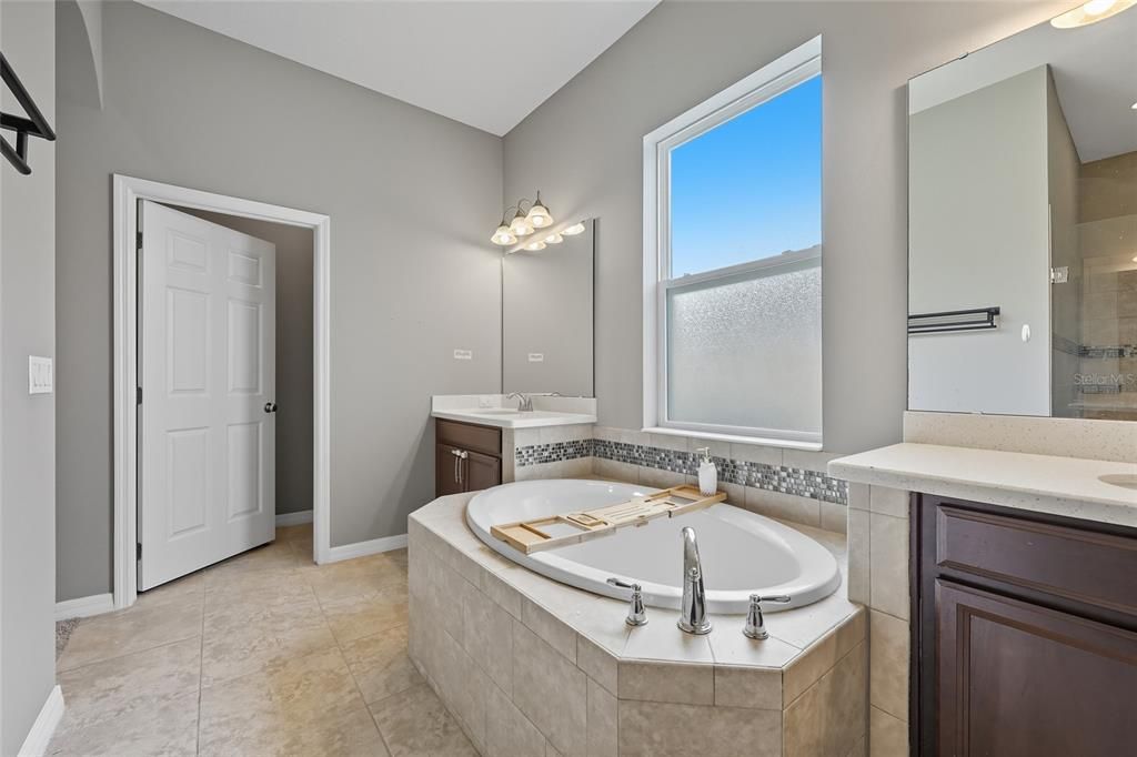 Activo con contrato: $650,000 (4 camas, 3 baños, 3282 Pies cuadrados)