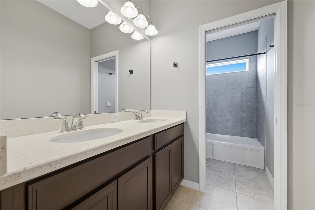 Activo con contrato: $650,000 (4 camas, 3 baños, 3282 Pies cuadrados)