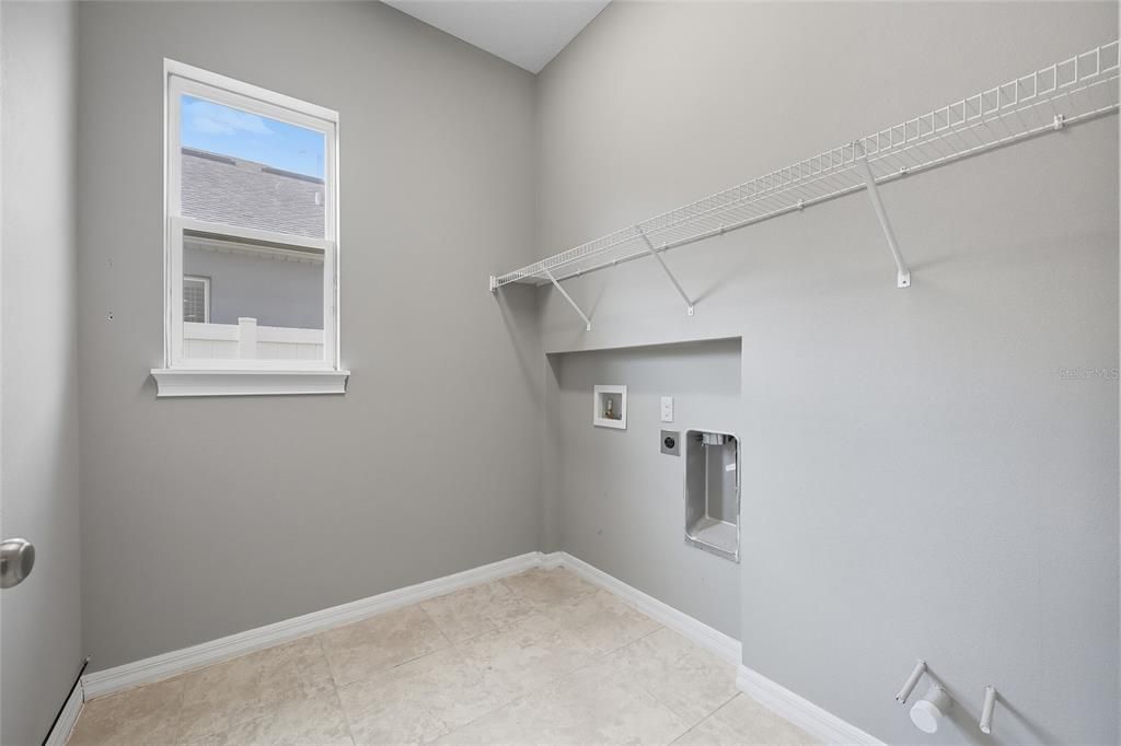 Activo con contrato: $650,000 (4 camas, 3 baños, 3282 Pies cuadrados)