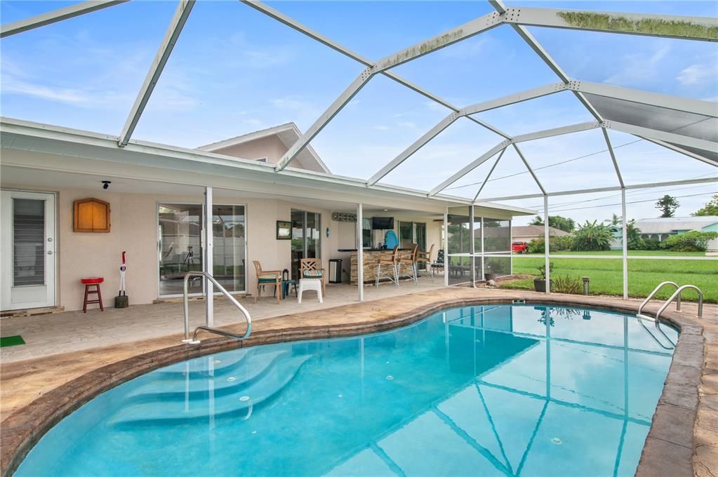 合同活跃: $298,000 (3 贝兹, 2 浴室, 1477 平方英尺)