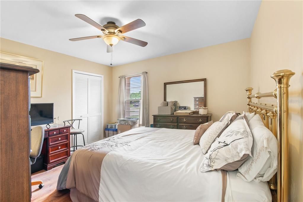 合同活跃: $298,000 (3 贝兹, 2 浴室, 1477 平方英尺)