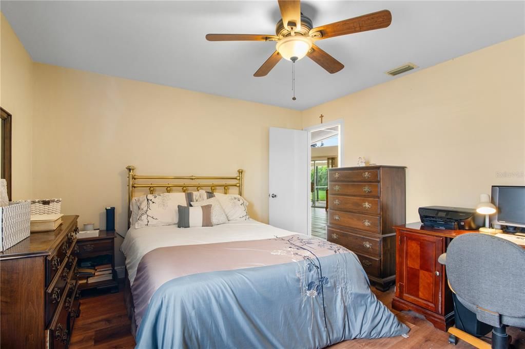 合同活跃: $298,000 (3 贝兹, 2 浴室, 1477 平方英尺)