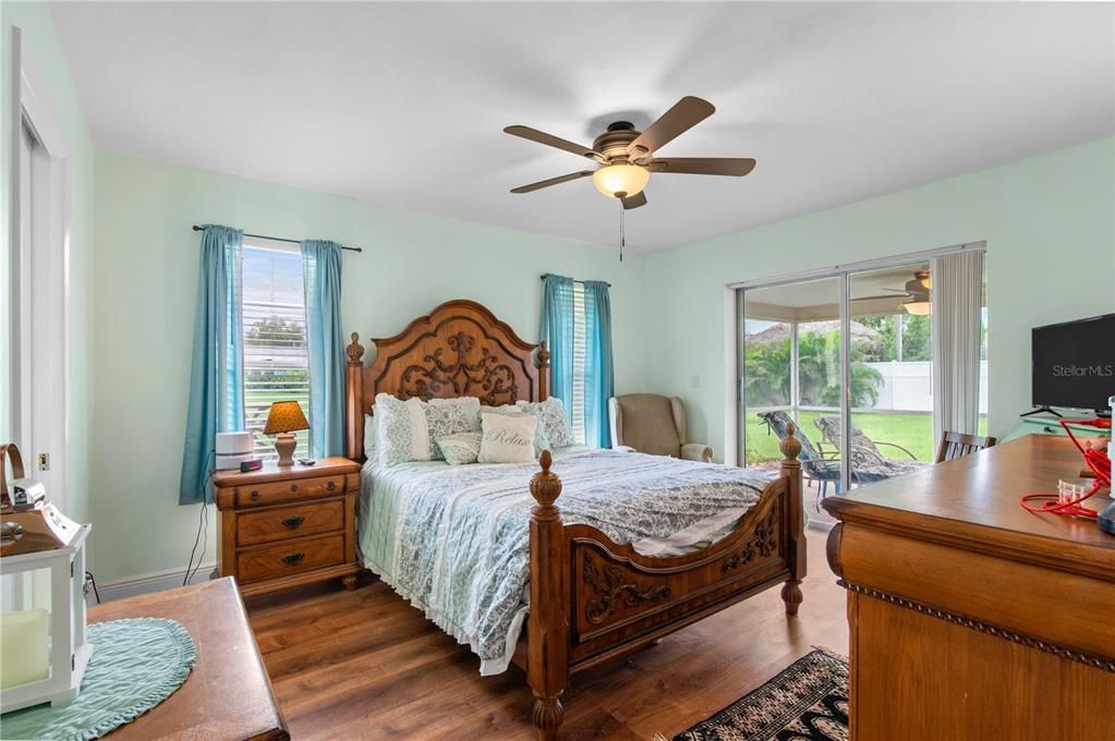 合同活跃: $298,000 (3 贝兹, 2 浴室, 1477 平方英尺)