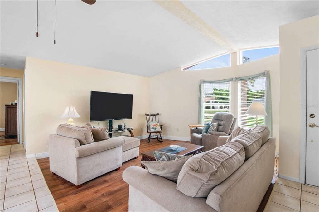 合同活跃: $298,000 (3 贝兹, 2 浴室, 1477 平方英尺)