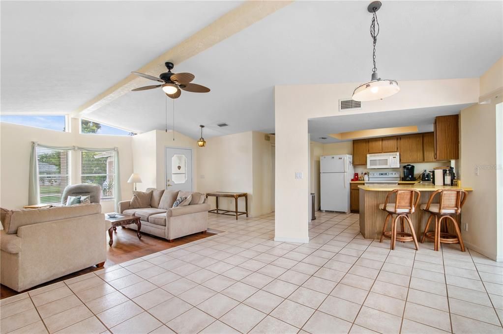 合同活跃: $298,000 (3 贝兹, 2 浴室, 1477 平方英尺)