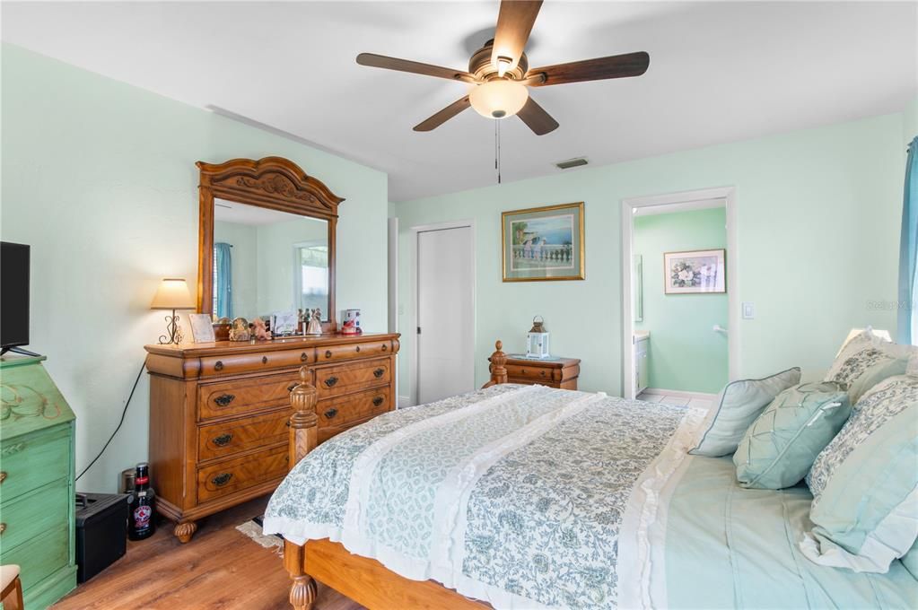 合同活跃: $298,000 (3 贝兹, 2 浴室, 1477 平方英尺)