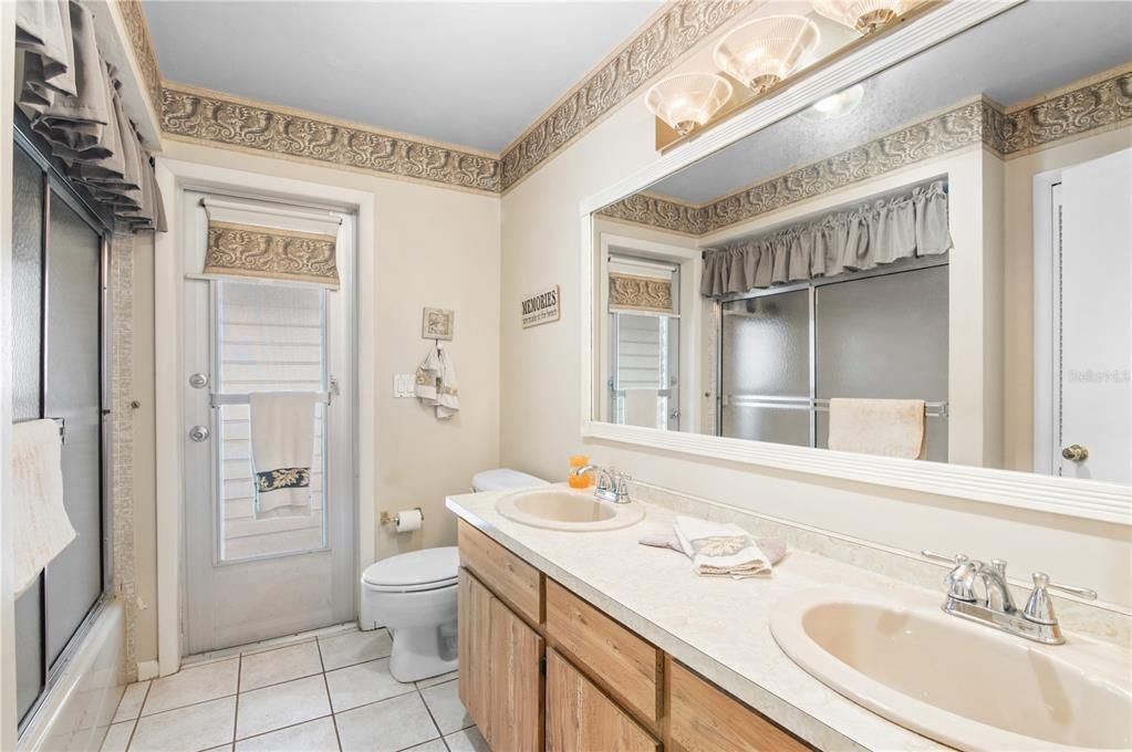 合同活跃: $298,000 (3 贝兹, 2 浴室, 1477 平方英尺)