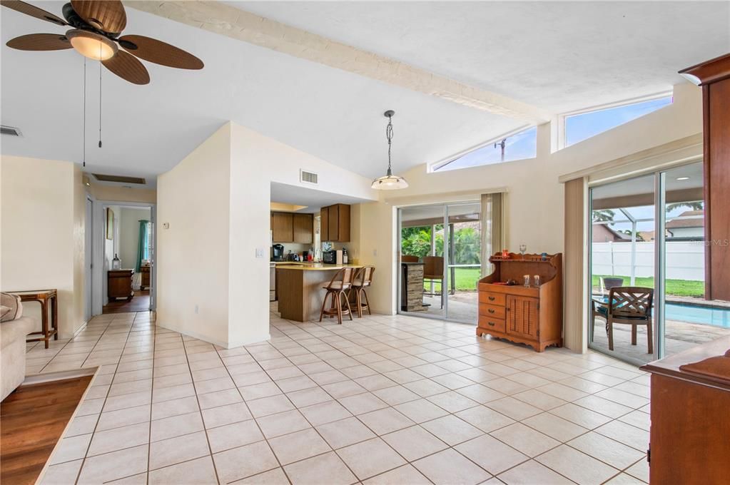 合同活跃: $298,000 (3 贝兹, 2 浴室, 1477 平方英尺)