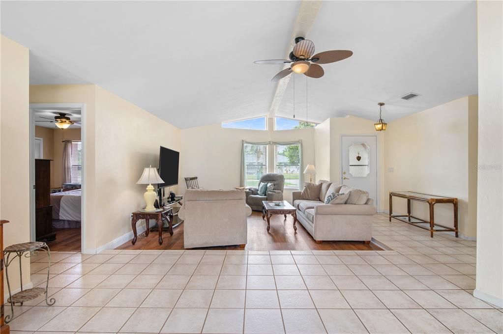 合同活跃: $298,000 (3 贝兹, 2 浴室, 1477 平方英尺)