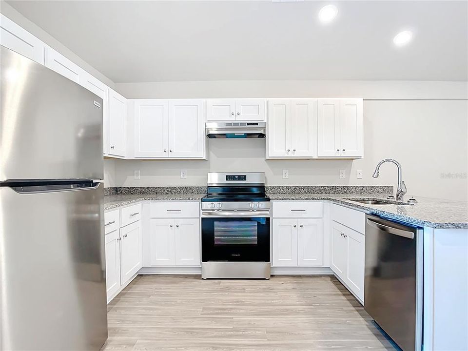 На продажу: $399,900 (4 спален, 0 ванн, 2104 Квадратных фут)