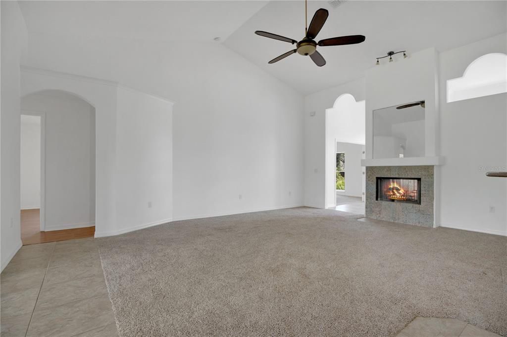 合同活跃: $395,000 (4 贝兹, 2 浴室, 2397 平方英尺)