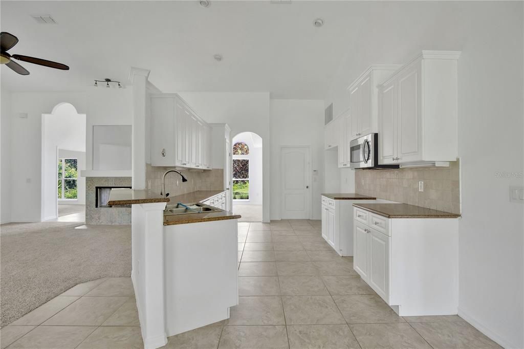 合同活跃: $395,000 (4 贝兹, 2 浴室, 2397 平方英尺)