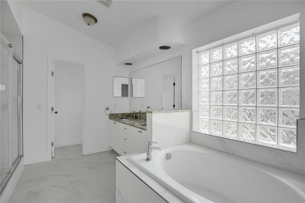 合同活跃: $395,000 (4 贝兹, 2 浴室, 2397 平方英尺)