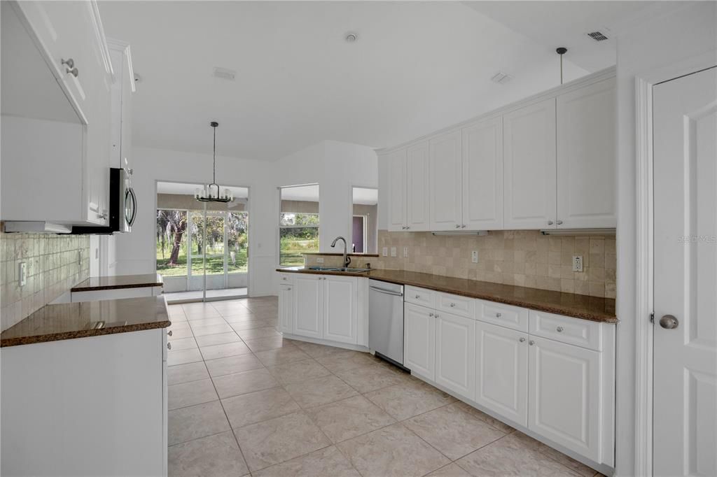 合同活跃: $395,000 (4 贝兹, 2 浴室, 2397 平方英尺)