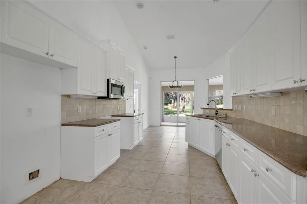 合同活跃: $395,000 (4 贝兹, 2 浴室, 2397 平方英尺)