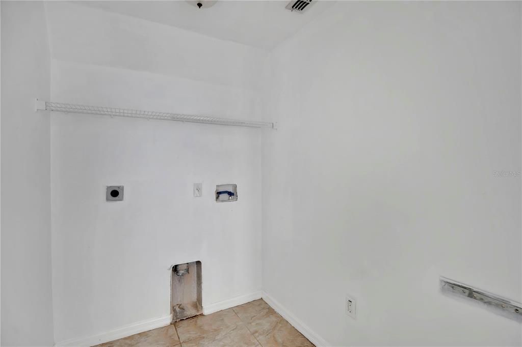 合同活跃: $395,000 (4 贝兹, 2 浴室, 2397 平方英尺)